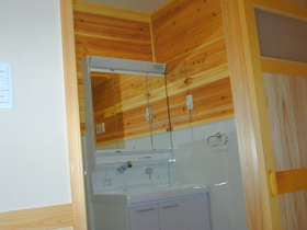 実用と木の香りの 洗面脱衣室 です。